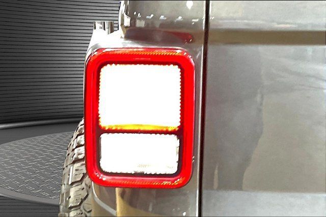 Used 2021 Jeep Gladiator Overland w/ Popular Equipment Package AWD/4WD image 23