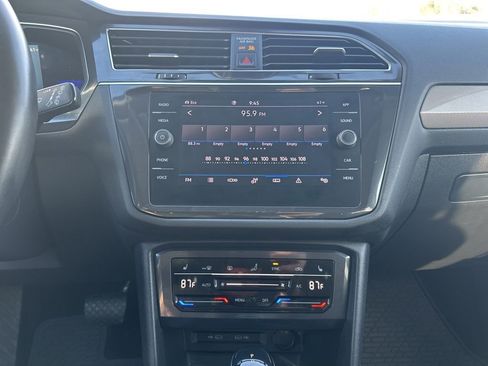 Used 2022 Volkswagen Tiguan SE image 21