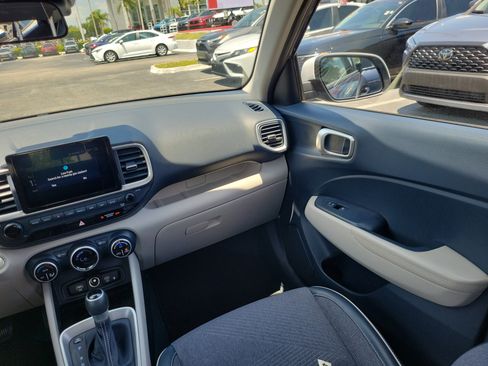 Used 2023 Hyundai Venue Limited FWD image 17