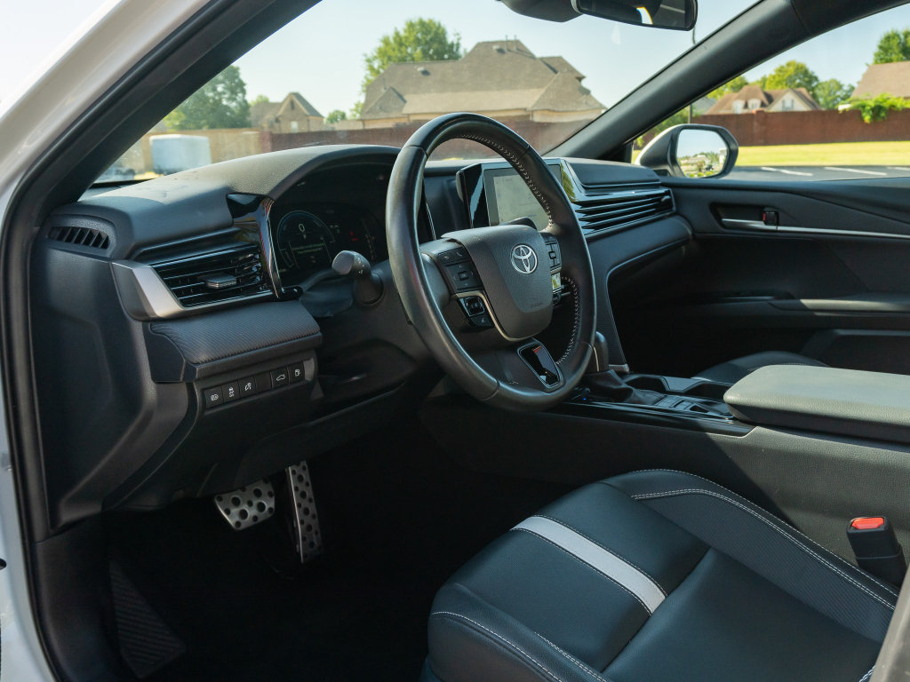 Used 2025 Toyota Camry SE FWD image 11