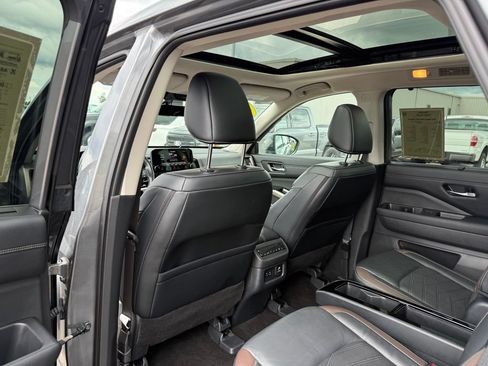 Used 2023 Nissan Pathfinder Platinum AWD/4WD image 12