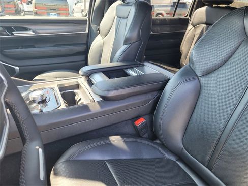 Used 2023 Jeep Wagoneer L Series II image 17