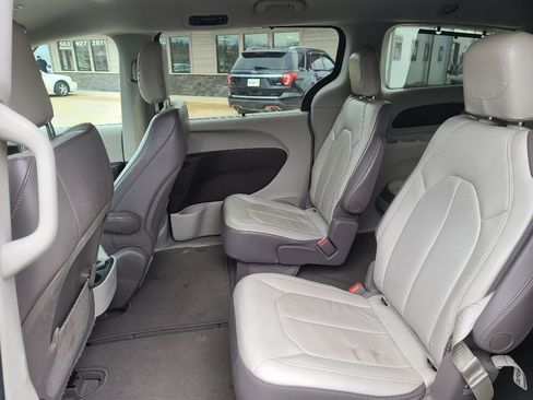Used 2018 Chrysler Pacifica Touring-L image 12