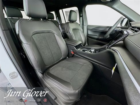 New 2025 Jeep Grand Cherokee Altitude image 17