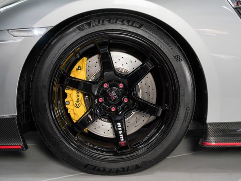 Used 2018 Nissan GT-R NISMO AWD/4WD image 17