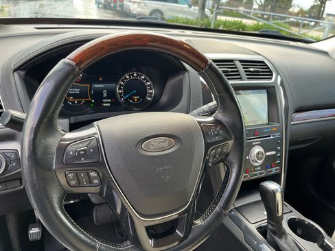 Used 2017 Ford Explorer Platinum image 24