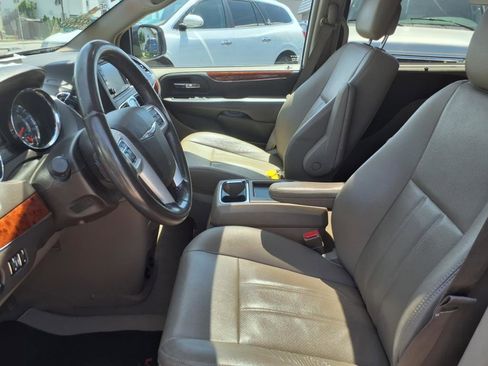 Used 2016 Chrysler Town & Country Touring-L image 3