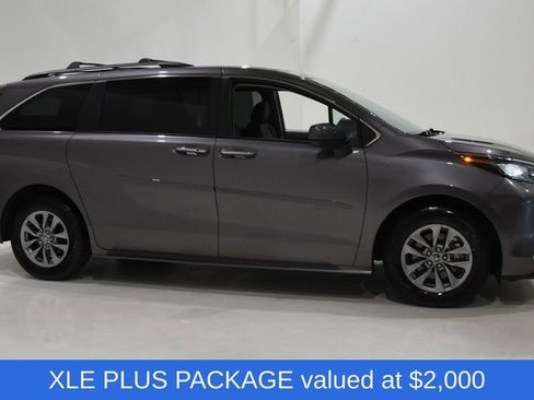 Used 2022 Toyota Sienna XLE w/ XLE Plus Package FWD image 4
