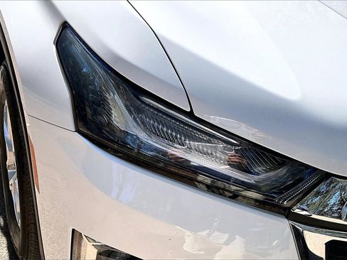 Used 2023 Chevrolet Traverse LS image 29