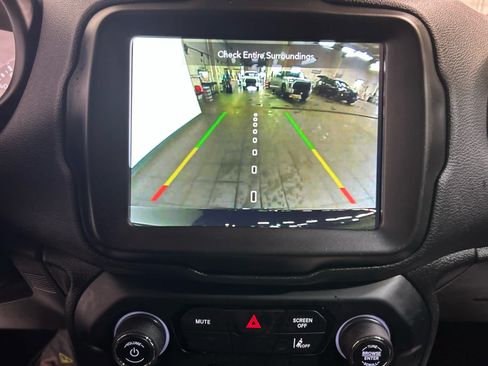 Used 2023 Jeep Renegade Latitude AWD/4WD image 5