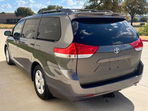 Used 2011 Toyota Sienna LE FWD image 6
