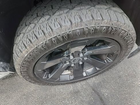 Used 2016 Chevrolet Suburban LT image 4