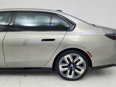 Used 2024 BMW 740i image 10