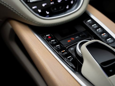 Used 2023 Aston Martin DBX AWD/4WD image 41