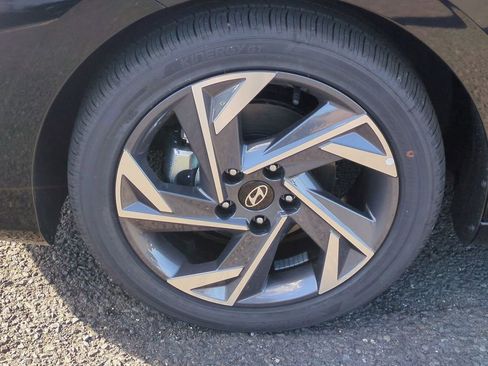 Certified 2025 Hyundai Elantra Limited FWD image 9