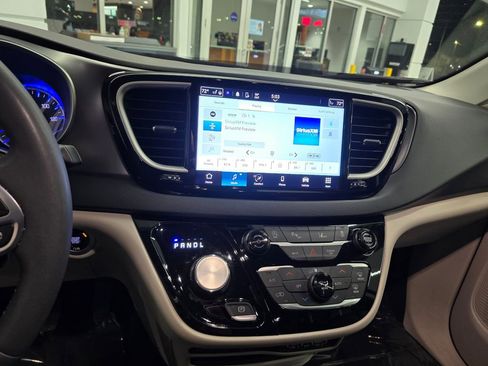 Certified 2024 Chrysler Pacifica Touring-L image 21