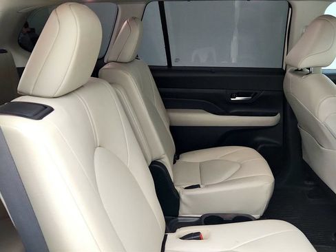 Used 2024 Toyota Grand Highlander AWD image 20