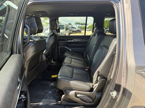 Used 2024 Jeep Wagoneer L Series II w/ Flexible Seating Group AWD/4WD image 11