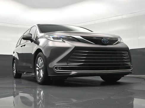 Used 2021 Toyota Sienna Limited FWD image 31