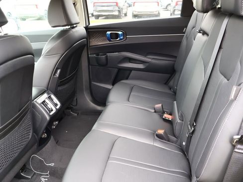 Used 2025 Kia Sorento S image 19