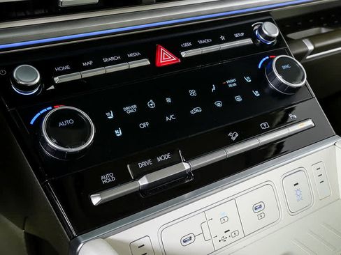 Used 2025 Hyundai Santa Fe Calligraphy FWD image 17