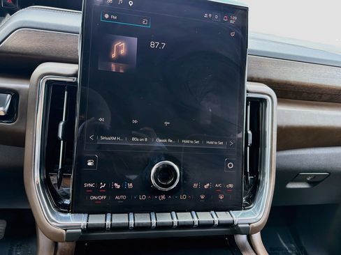 Used 2025 GMC Yukon Denali Ultimate AWD/4WD image 34