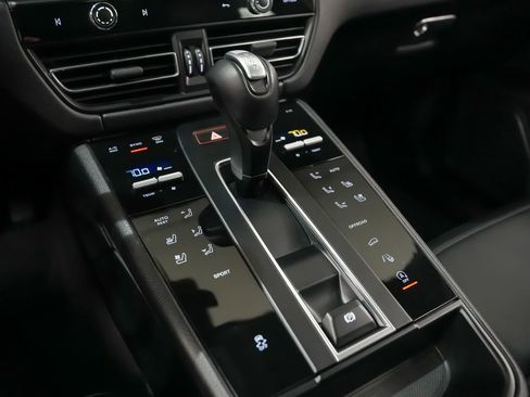 Certified 2023 Porsche Macan image 32