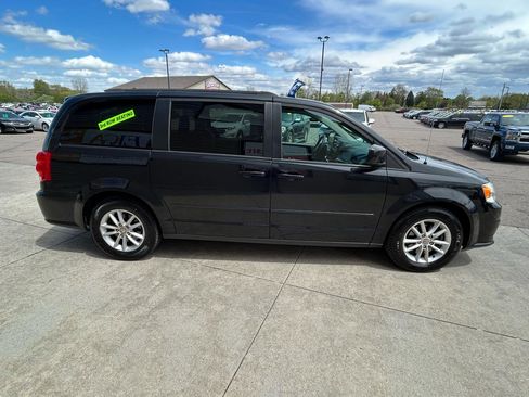 Used 2016 Dodge Grand Caravan SXT FWD image 4