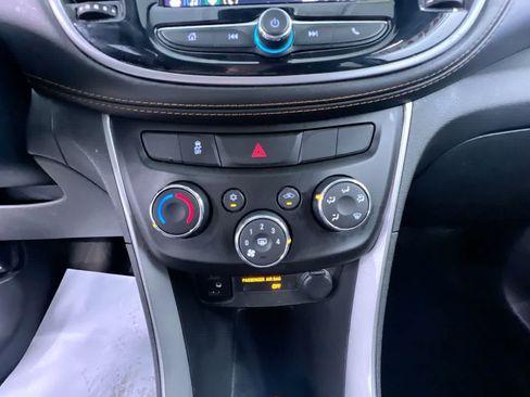 Used 2021 Chevrolet Trax LT FWD image 28