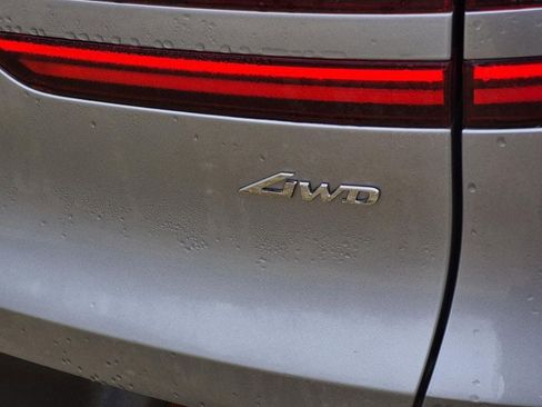 Used 2025 Genesis GV70 2.5T w/ Select Package image 9