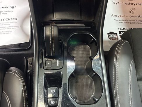 Used 2022 Volvo XC40 T5 R-Design w/ Climate Package image 33