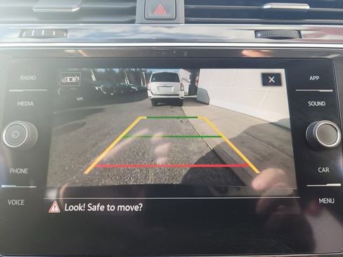 Used 2021 Volkswagen Tiguan SE w/ Panoramic Sunroof Package image 17