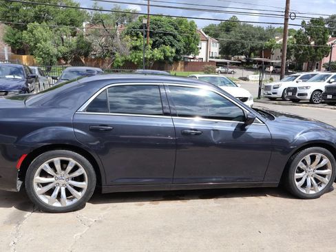 Used 2016 Chrysler 300 Limited RWD image 9