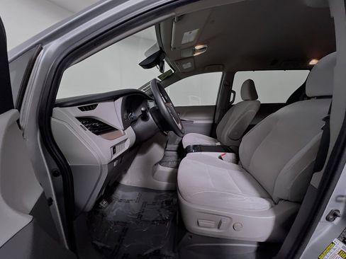 Used 2020 Toyota Sienna LE w/ LE Preferred Package FWD image 15