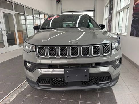 Used 2024 Jeep Compass Latitude AWD/4WD image 2