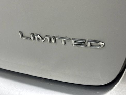 Used 2024 Chrysler Pacifica Limited FWD image 35