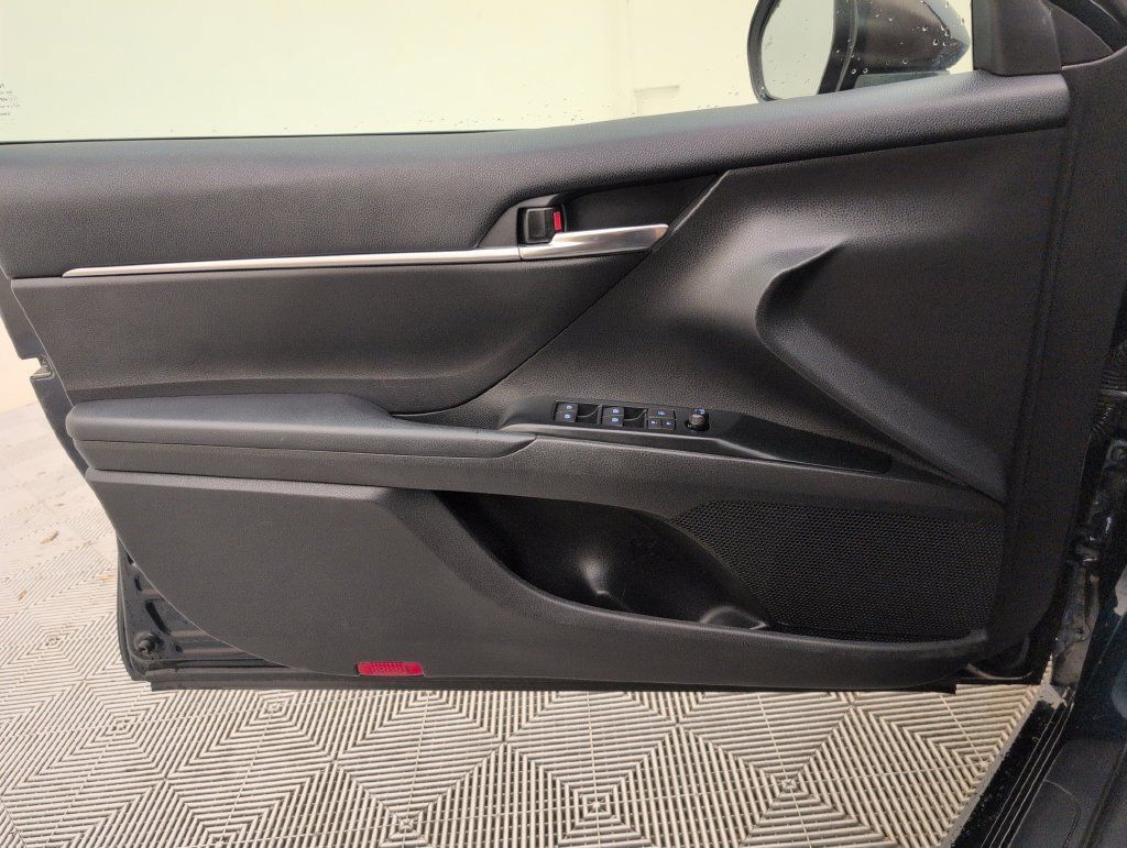 Used 2020 Toyota Camry SE w/ Convenience Package FWD image 30