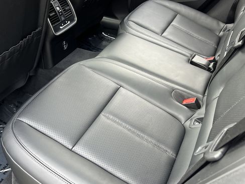 Certified 2025 Porsche Macan Turbo image 19