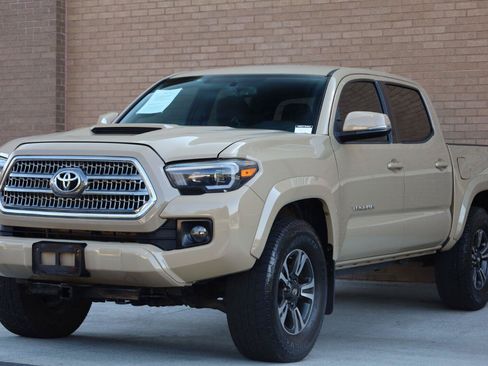 Used 2017 Toyota Tacoma TRD Sport w/ Tow Package (A/T) AWD/4WD image 5