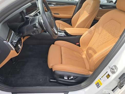 Used 2023 BMW 530e xDrive w/ Premium Package image 6