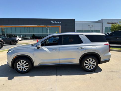 Used 2024 Hyundai Palisade SEL FWD image 2