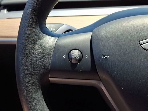 Used 2023 Tesla Model Y Long Range AWD/4WD image 23