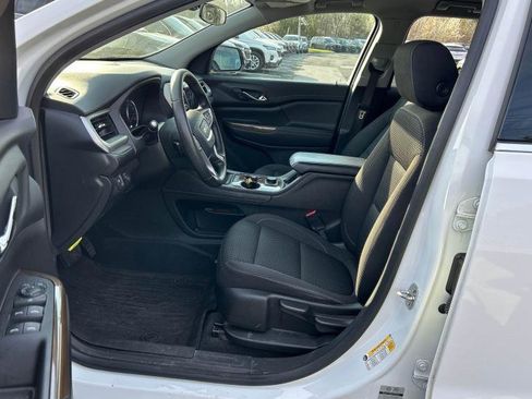 Used 2023 GMC Acadia SLE FWD image 3
