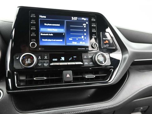 Used 2021 Toyota Highlander XSE AWD/4WD image 19