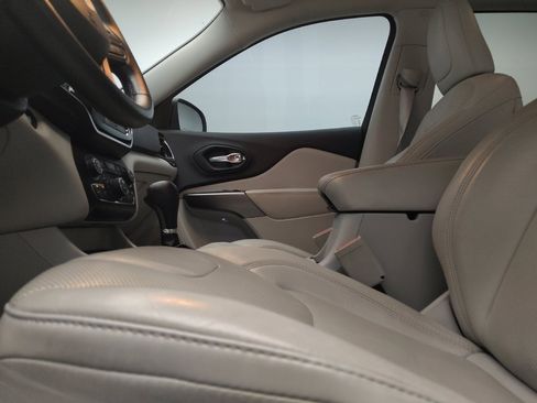 Used 2019 Jeep Cherokee Limited FWD image 17