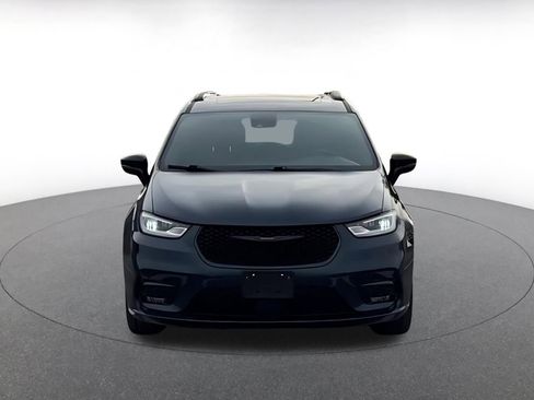 Used 2025 Chrysler Pacifica Limited image 4