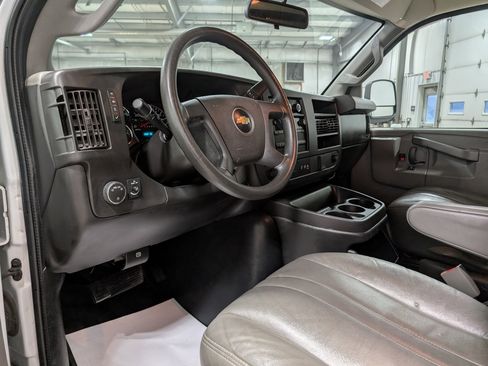 Used 2020 Chevrolet Express 2500 Extended image 13