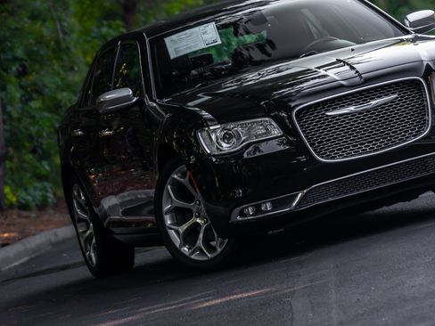 Used 2016 Chrysler 300 C Platinum RWD image 21