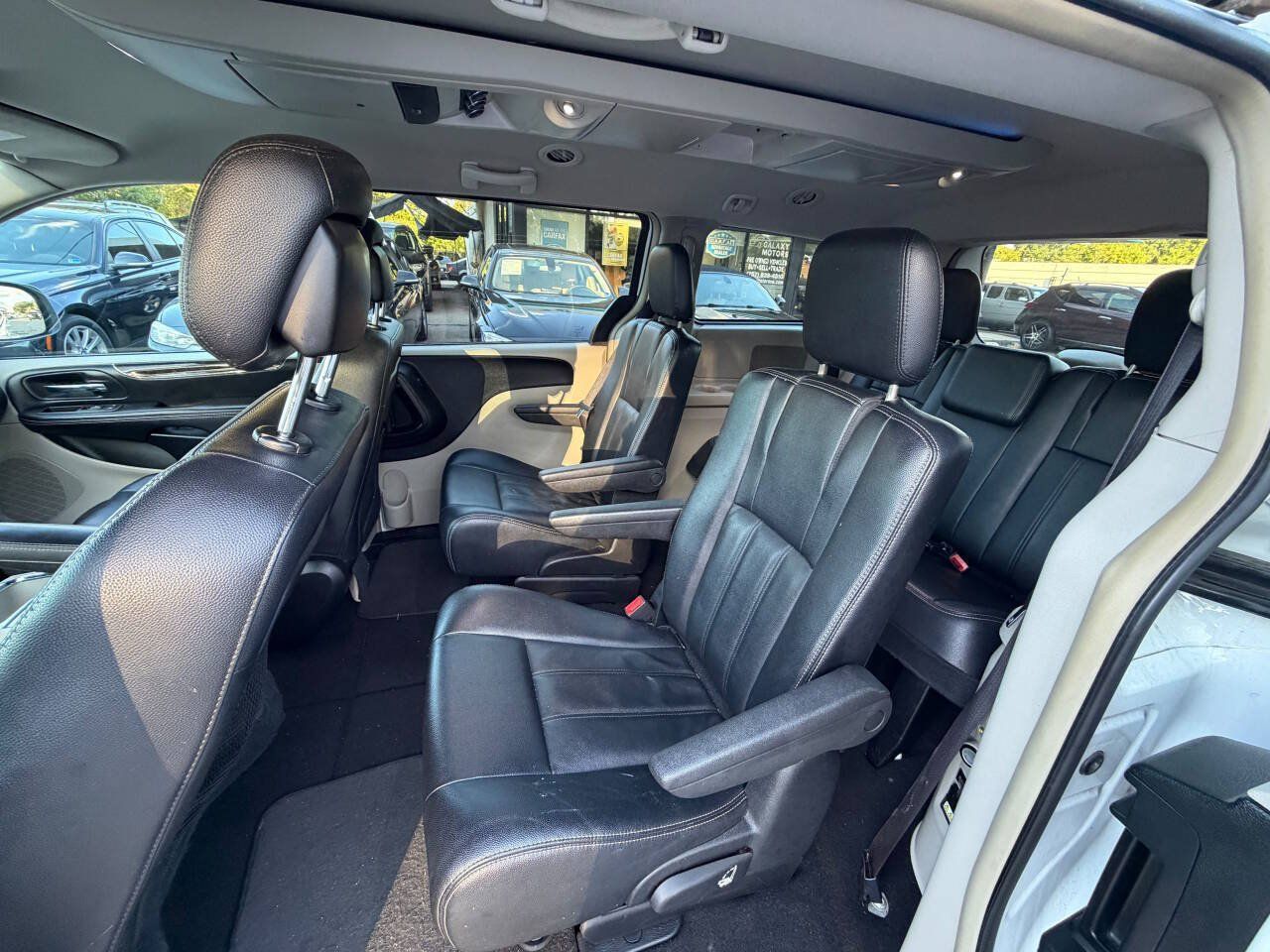 Used 2016 Chrysler Town & Country Touring FWD image 12