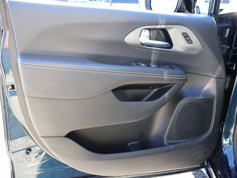 Used 2025 Chrysler Pacifica Select image 20